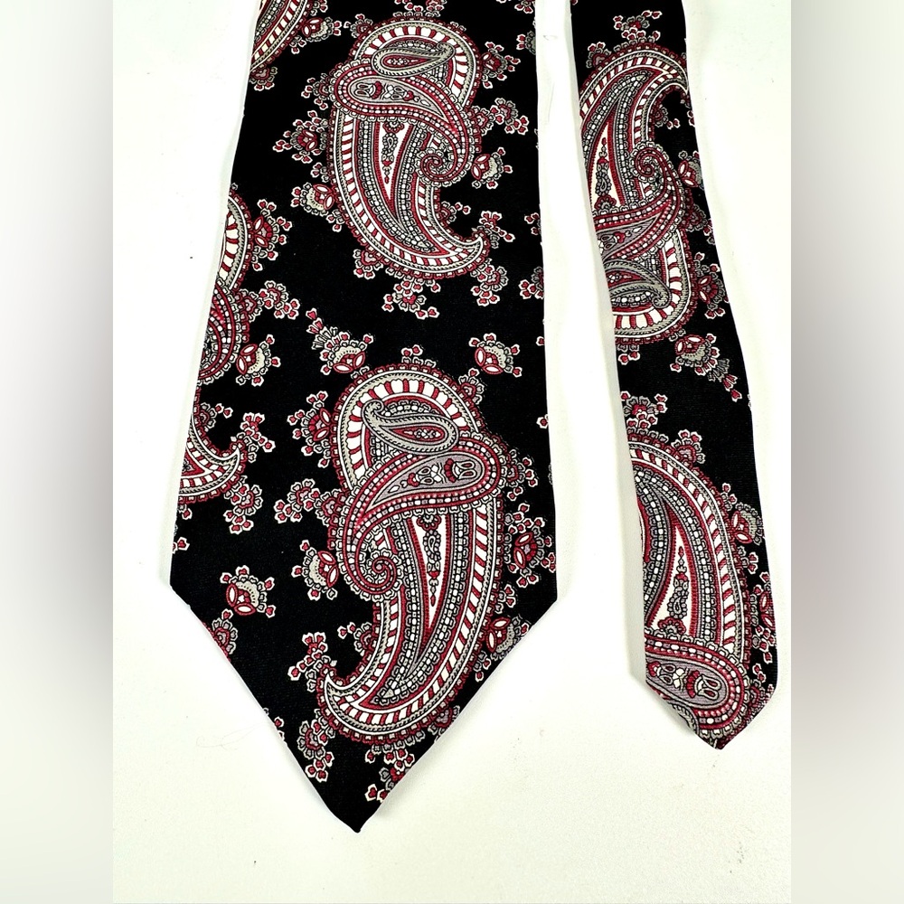 Christian Dior Elegant Black and Red Paisley Tie